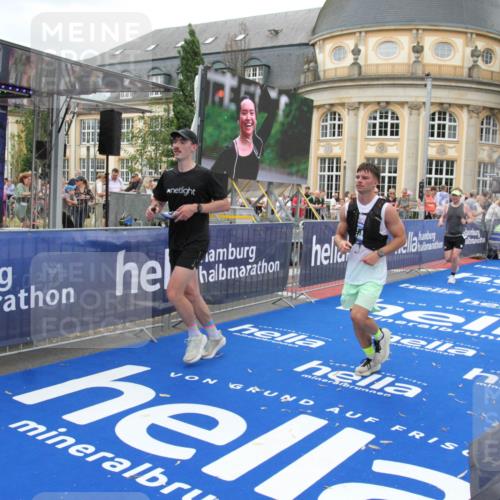 29.06.2025 - hella hamburg halbmarathon Michael Strokosch http://msf.ph/oto/8344446 29.06.2025 10:51:56 Ziel 2818, 2823, 2880, 4297, 5102, 8856, 9793, 9959, 13799, 15427, 15690, 16907, 17815, 17962, 19137 meine-sportfotos.de