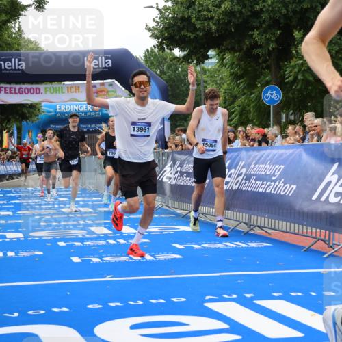 29.06.2025 - hella hamburg halbmarathon Strokosch-Dieckow http://msf.ph/oto/8344454 29.06.2025 10:32:41 Ziel 1990, 7965, 8062, 12987, 13686, 13961, 14028, 14293, 14908, 15054, 16619, 17117, 17151 meine-sportfotos.de
