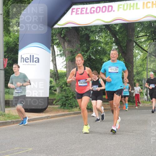 29.06.2025 - hella hamburg halbmarathon KatJ http://msf.ph/oto/8344550 29.06.2025 10:49:21 Zwischen KM18-KM19 1147, 1377, 3625 meine-sportfotos.de
