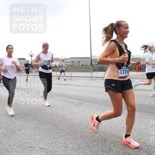29.06.2025 - hella hamburg halbmarathon Lena Gebhardt http://msf.ph/oto/8344582 29.06.2025 10:47:48 Lombardsbrücke 4423, 087, 1730, 17216, 1045, 1246, 1392, 1434, 1523, 1618, 1639, 1701, 1926, 2148, 2163, 2197, 2407, 2491, 2545, 2704, 2790, 2882, 2994, 3049, 3339, 3468, 4037, 4325, 4327, 4423, 4856, 4895, 4974, 4975, 5621, 5622, 5886, 5895, 6255, 6256, 6995, 7240, 7393, 7394, 7403, 7427, 7630, 7916, 7970, 8077, 8270, 8310, 8550, 8774, 8915, 8953, 9018, 9356, 9687, 9696, 9697, 10658, 10777, 10794, 10991, 11351, 11458, 11548, 11730, 11738, 11802, 11909, 12431 meine-sportfotos.de