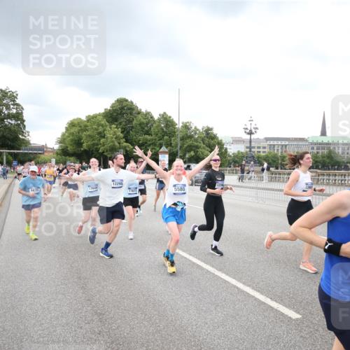 29.06.2025 - hella hamburg halbmarathon Jannik Wohlers http://msf.ph/oto/8344597 29.06.2025 10:55:56 Lombardsbrücke 1113, 1738, 2095, 2915, 3257, 3953, 3987, 4083, 5580, 5693, 5757, 6690, 6968, 7025, 7028, 7090, 7711, 8005, 8517, 8766, 9383, 9435, 9606, 9948, 9953, 10740, 10784, 10987, 11298, 11628, 11862, 11863, 12295, 12296, 12551, 13395, 13405, 13965, 14613, 15103, 15173, 15443, 15696, 15699, 15747, 16655, 16934, 17084, 17092, 17398, 17494, 17649, 17673, 18047, 18247, 18349, 18798, 19228 meine-sportfotos.de