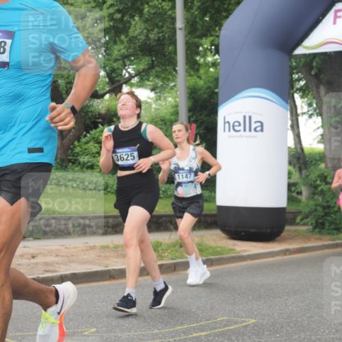 29.06.2025 - hella hamburg halbmarathon KatJ http://msf.ph/oto/8344647 29.06.2025 10:49:23 Zwischen KM18-KM19 1147, 1377, 3625, 5379 meine-sportfotos.de
