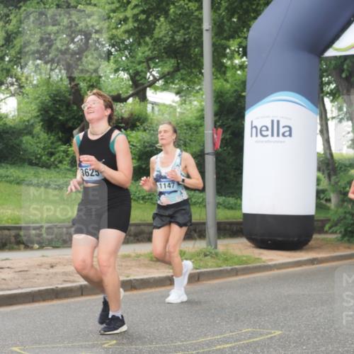 29.06.2025 - hella hamburg halbmarathon KatJ http://msf.ph/oto/8344686 29.06.2025 10:49:23 Zwischen KM18-KM19 1147, 1377, 3625, 5379 meine-sportfotos.de