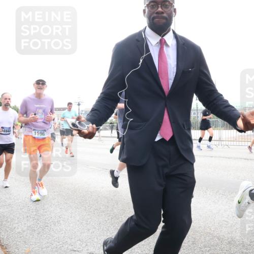 29.06.2025 - hella hamburg halbmarathon Lena Gebhardt http://msf.ph/oto/8344737 29.06.2025 10:38:25 Lombardsbrücke 17511, 2113, 14406, 16942, 1596, 56, 1196, 1394, 1457, 1596, 1721, 1742, 1791, 1901, 1966, 2113, 2151, 2498, 2576, 2660, 2786, 3010, 3094, 3095, 3216, 3242, 3286, 3323, 3338, 3635, 3636, 3716, 3726, 3777, 3841, 3880, 4028, 4139, 4155, 4159, 4259, 4260, 4316, 4414, 4883, 4921, 5085, 5089, 5155, 5300, 5617, 5684, 5713, 5735, 5913, 6199, 6200, 6695, 6696, 6697, 6751, 6875, 6930, 7117, 7118, 7148, 7165, 7371, 7552, 7561, 7629, 7692, 7849, 7868, 7914 meine-sportfotos.de