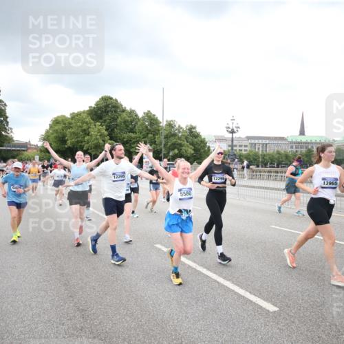 29.06.2025 - hella hamburg halbmarathon Jannik Wohlers http://msf.ph/oto/8344754 29.06.2025 10:55:56 Lombardsbrücke 1113, 1738, 2095, 2915, 3257, 3953, 3987, 4083, 5580, 5693, 5757, 6690, 6968, 7025, 7028, 7090, 7711, 8005, 8517, 8766, 9383, 9435, 9606, 9948, 9953, 10740, 10784, 10987, 11298, 11628, 11862, 11863, 12295, 12296, 12551, 13395, 13405, 13965, 14613, 15103, 15173, 15443, 15696, 15699, 15747, 16655, 16934, 17084, 17092, 17398, 17494, 17649, 17673, 18047, 18247, 18349, 18798, 19228 meine-sportfotos.de