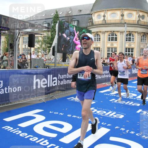 29.06.2025 - hella hamburg halbmarathon Michael Strokosch http://msf.ph/oto/8344824 29.06.2025 10:51:58 Ziel 2818, 2823, 2880, 4033, 4297, 5102, 6390, 7409, 7724, 8856, 9793, 9959, 10057, 13799, 15690, 17815, 17962, 18869, 19137 meine-sportfotos.de