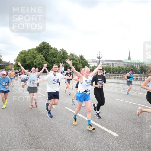 29.06.2025 - hella hamburg halbmarathon Jannik Wohlers http://msf.ph/oto/8344862 29.06.2025 10:55:56 Lombardsbrücke 1113, 1738, 2095, 2915, 3257, 3953, 3987, 4083, 5580, 5693, 5757, 6690, 6968, 7025, 7028, 7090, 7711, 8005, 8517, 8766, 9383, 9435, 9606, 9948, 9953, 10740, 10784, 10987, 11298, 11628, 11862, 11863, 12295, 12296, 12551, 13395, 13405, 13965, 14613, 15103, 15173, 15443, 15696, 15699, 15747, 16655, 16934, 17084, 17092, 17398, 17494, 17649, 17673, 18047, 18247, 18349, 18798, 19228 meine-sportfotos.de