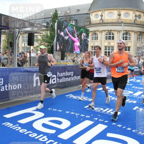 29.06.2025 - hella hamburg halbmarathon Michael Strokosch http://msf.ph/oto/8344885 29.06.2025 10:51:58 Ziel 2818, 2823, 2880, 4033, 4297, 5102, 6390, 7409, 7724, 8856, 9793, 9959, 10057, 13799, 15690, 17815, 17962, 18869, 19137 meine-sportfotos.de
