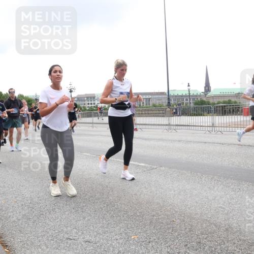 29.06.2025 - hella hamburg halbmarathon Lena Gebhardt http://msf.ph/oto/8344905 29.06.2025 10:47:48 Lombardsbrücke 9687, 1841, 1045, 1246, 1392, 1434, 1523, 1618, 1639, 1701, 1926, 2148, 2163, 2197, 2407, 2491, 2545, 2704, 2790, 2882, 2994, 3049, 3339, 3468, 4037, 4325, 4327, 4423, 4856, 4895, 4974, 4975, 5621, 5622, 5886, 5895, 6255, 6256, 6995, 7240, 7393, 7394, 7403, 7427, 7630, 7916, 7970, 8077, 8270, 8310, 8550, 8774, 8915, 8953, 9018, 9356, 9687, 9696, 9697, 10658, 10777, 10794, 10991, 11351, 11458, 11548, 11730, 11738, 11802, 11909, 12431 meine-sportfotos.de