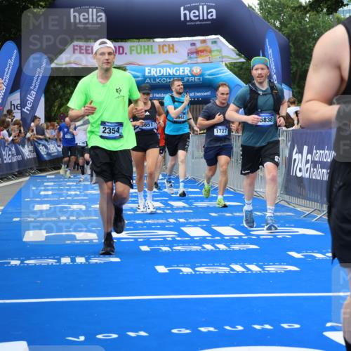 29.06.2025 - hella hamburg halbmarathon Strokosch-Dieckow http://msf.ph/oto/8344922 29.06.2025 10:53:21 Ziel 1683, 1727, 2074, 2354, 4065, 6198, 6629, 6942, 7312, 8651, 9142, 11068, 11844, 12490, 12875, 12909, 13912, 13997, 15179, 15681, 15838, 18134, 18901 meine-sportfotos.de