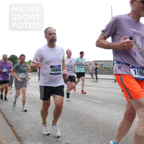29.06.2025 - hella hamburg halbmarathon Lena Gebhardt http://msf.ph/oto/8345070 29.06.2025 10:38:26 Lombardsbrücke 17511, 14406, 1791, 16942, 13833, 1596, 56, 1196, 1394, 1457, 1596, 1721, 1742, 1791, 1901, 1966, 2113, 2151, 2498, 2576, 2660, 2786, 3010, 3094, 3095, 3216, 3242, 3286, 3323, 3338, 3635, 3636, 3716, 3726, 3777, 3841, 3880, 4028, 4139, 4155, 4159, 4259, 4260, 4316, 4414, 4883, 4921, 5085, 5089, 5155, 5300, 5617, 5684, 5713, 5735, 5913, 6199, 6200, 6695, 6696, 6697, 6751, 6875, 6930, 7117, 7118, 7148, 7165, 7371, 7552, 7561, 7629, 7692, 7849, 7868, 7914 meine-sportfotos.de