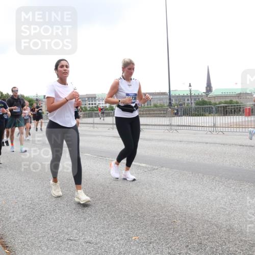 29.06.2025 - hella hamburg halbmarathon Lena Gebhardt http://msf.ph/oto/8345094 29.06.2025 10:47:48 Lombardsbrücke 18415, 968, 23, 730, 1045, 1246, 1392, 1434, 1523, 1618, 1639, 1701, 1926, 2148, 2163, 2197, 2407, 2491, 2545, 2704, 2790, 2882, 2994, 3049, 3339, 3468, 4037, 4325, 4327, 4423, 4856, 4895, 4974, 4975, 5621, 5622, 5886, 5895, 6255, 6256, 6995, 7240, 7393, 7394, 7403, 7427, 7630, 7916, 7970, 8077, 8270, 8310, 8550, 8774, 8915, 8953, 9018, 9356, 9687, 9696, 9697, 10658, 10777, 10794, 10991, 11351, 11458, 11548, 11730, 11738, 11802, 11909, 12431 meine-sportfotos.de