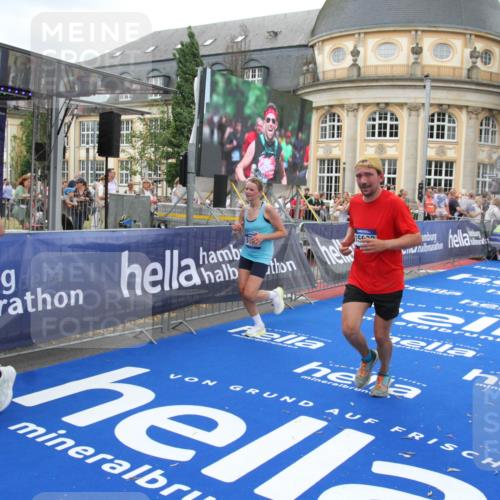 29.06.2025 - hella hamburg halbmarathon Michael Strokosch http://msf.ph/oto/8345096 29.06.2025 10:52:00 Ziel 2818, 2823, 2880, 4033, 4297, 5102, 5336, 6390, 7130, 7409, 7724, 8413, 8856, 8977, 10057, 13799, 15356, 15690, 17815, 17962, 17978, 18869 meine-sportfotos.de