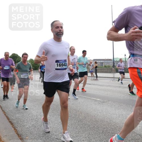 29.06.2025 - hella hamburg halbmarathon Lena Gebhardt http://msf.ph/oto/8345144 29.06.2025 10:38:26 Lombardsbrücke 12677, 17511, 13, 14406, 16942, 1833, 1791, 1596, 56, 1196, 1394, 1457, 1596, 1721, 1742, 1791, 1901, 1966, 2113, 2151, 2498, 2576, 2660, 2786, 3010, 3094, 3095, 3216, 3242, 3286, 3323, 3338, 3635, 3636, 3716, 3726, 3777, 3841, 3880, 4028, 4139, 4155, 4159, 4259, 4260, 4316, 4414, 4883, 4921, 5085, 5089, 5155, 5300, 5617, 5684, 5713, 5735, 5913, 6199, 6200, 6695, 6696, 6697, 6751, 6875, 6930, 7117, 7118, 7148, 7165, 7371, 7552, 7561, 7629, 7692, 7849, 7868, 7914 meine-sportfotos.de