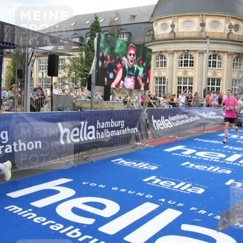 29.06.2025 - hella hamburg halbmarathon Michael Strokosch http://msf.ph/oto/8345150 29.06.2025 10:52:01 Ziel 2818, 2823, 2880, 4033, 4297, 5102, 5336, 6390, 7130, 7409, 7724, 8413, 8856, 8977, 10057, 13799, 15356, 15690, 17962, 17978, 18869 meine-sportfotos.de
