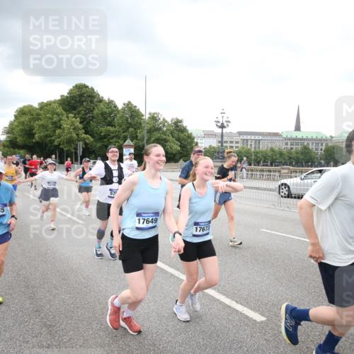 29.06.2025 - hella hamburg halbmarathon Jannik Wohlers http://msf.ph/oto/8345154 29.06.2025 10:55:58 Lombardsbrücke 1047, 1113, 1738, 2915, 3257, 3675, 3676, 3953, 3987, 4083, 5237, 5580, 5693, 5757, 6690, 6968, 7025, 7028, 7090, 7307, 7711, 8517, 8766, 9383, 9435, 9606, 9948, 9953, 10740, 10784, 10932, 10987, 11298, 11628, 11862, 11863, 12295, 12296, 12543, 12551, 13395, 13405, 13965, 14613, 15103, 15443, 15696, 15699, 15747, 16655, 16934, 17084, 17092, 17398, 17494, 17649, 17673, 17797, 18047, 18247, 18798, 19228 meine-sportfotos.de