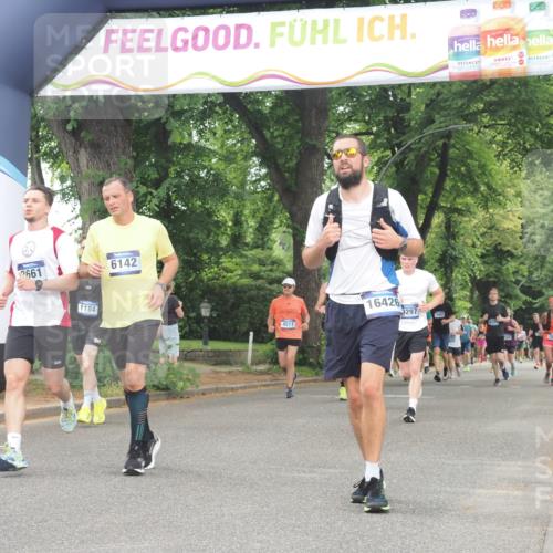 29.06.2025 - hella hamburg halbmarathon KatJ http://msf.ph/oto/8345214 29.06.2025 10:49:28 Zwischen KM18-KM19 1147, 1184, 2661, 3625, 5058, 5379, 6142 meine-sportfotos.de