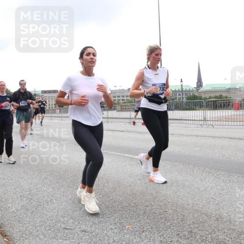 29.06.2025 - hella hamburg halbmarathon Lena Gebhardt http://msf.ph/oto/8345241 29.06.2025 10:47:48 Lombardsbrücke 18415, 007, 4423, 730, 1045, 1246, 1392, 1434, 1523, 1618, 1639, 1701, 1926, 2148, 2163, 2197, 2407, 2491, 2545, 2704, 2790, 2882, 2994, 3049, 3339, 3468, 4037, 4325, 4327, 4423, 4856, 4895, 4974, 4975, 5621, 5622, 5886, 5895, 6255, 6256, 6995, 7240, 7393, 7394, 7403, 7427, 7630, 7916, 7970, 8077, 8270, 8310, 8550, 8774, 8915, 8953, 9018, 9356, 9687, 9696, 9697, 10658, 10777, 10794, 10991, 11351, 11458, 11548, 11730, 11738, 11802, 11909, 12431 meine-sportfotos.de