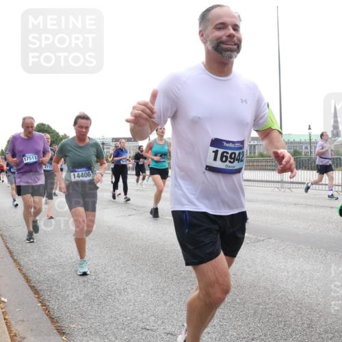 29.06.2025 - hella hamburg halbmarathon Lena Gebhardt http://msf.ph/oto/8345242 29.06.2025 10:38:27 Lombardsbrücke 12677, 17511, 2113, 14406, 16942, 786, 56, 1196, 1394, 1457, 1596, 1721, 1742, 1791, 1901, 1966, 2113, 2151, 2498, 2576, 2660, 2693, 2786, 3010, 3094, 3095, 3216, 3242, 3286, 3323, 3338, 3635, 3636, 3716, 3726, 3777, 3841, 3880, 4028, 4139, 4155, 4159, 4259, 4260, 4316, 4414, 4883, 4921, 5085, 5089, 5155, 5300, 5617, 5684, 5713, 5735, 5913, 6199, 6200, 6695, 6696, 6751, 6875, 6930, 7117, 7118, 7148, 7165, 7371, 7552, 7561, 7629, 7692, 7849, 7868, 7914 meine-sportfotos.de