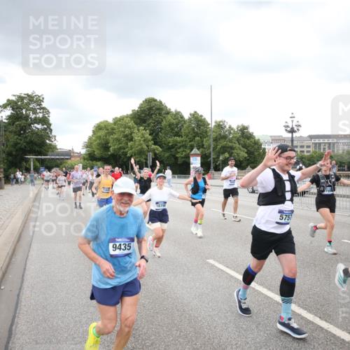 29.06.2025 - hella hamburg halbmarathon Jannik Wohlers http://msf.ph/oto/8345304 29.06.2025 10:55:58 Lombardsbrücke 1047, 1113, 1738, 2915, 3257, 3675, 3676, 3953, 3987, 4083, 5237, 5580, 5693, 5757, 6690, 6968, 7025, 7028, 7090, 7307, 7711, 8517, 8766, 9383, 9435, 9606, 9948, 9953, 10740, 10784, 10932, 10987, 11298, 11628, 11862, 11863, 12295, 12296, 12543, 12551, 13395, 13405, 13965, 14613, 15103, 15443, 15696, 15699, 15747, 16655, 16934, 17084, 17092, 17398, 17494, 17649, 17673, 17797, 18047, 18247, 18798, 19228 meine-sportfotos.de