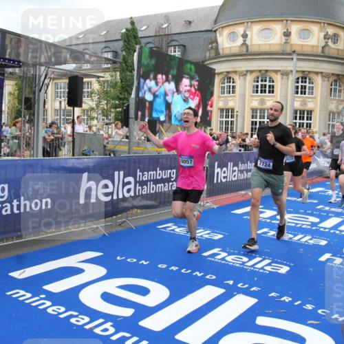 29.06.2025 - hella hamburg halbmarathon Michael Strokosch http://msf.ph/oto/8345343 29.06.2025 10:52:03 Ziel 4033, 5102, 5336, 6390, 7130, 7409, 7724, 8413, 8977, 10057, 15356, 15506, 15690, 16179, 17978, 18869 meine-sportfotos.de