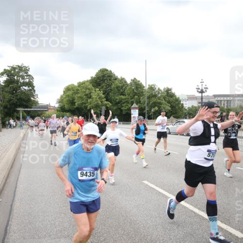 29.06.2025 - hella hamburg halbmarathon Jannik Wohlers http://msf.ph/oto/8345348 29.06.2025 10:55:58 Lombardsbrücke 1047, 1113, 1738, 2915, 3257, 3675, 3676, 3953, 3987, 4083, 5237, 5580, 5693, 5757, 6690, 6968, 7025, 7028, 7090, 7307, 7711, 8517, 8766, 9383, 9435, 9606, 9948, 9953, 10740, 10784, 10932, 10987, 11298, 11628, 11862, 11863, 12295, 12296, 12543, 12551, 13395, 13405, 13965, 14613, 15103, 15443, 15696, 15699, 15747, 16655, 16934, 17084, 17092, 17398, 17494, 17649, 17673, 17797, 18047, 18247, 18798, 19228 meine-sportfotos.de