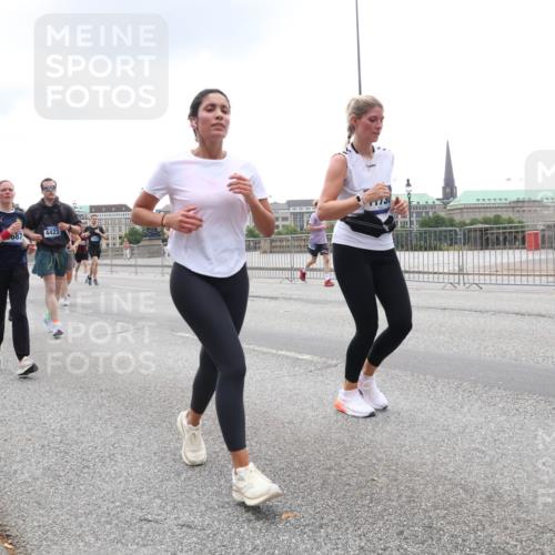 29.06.2025 - hella hamburg halbmarathon Lena Gebhardt http://msf.ph/oto/8345391 29.06.2025 10:47:48 Lombardsbrücke 18415, 687, 4423, 1045, 1246, 1392, 1434, 1523, 1618, 1639, 1701, 1926, 2148, 2163, 2197, 2407, 2491, 2545, 2704, 2790, 2882, 2994, 3049, 3339, 3468, 4037, 4325, 4327, 4423, 4856, 4895, 4974, 4975, 5621, 5622, 5886, 5895, 6255, 6256, 6995, 7240, 7393, 7394, 7403, 7427, 7630, 7916, 7970, 8077, 8270, 8310, 8550, 8774, 8915, 8953, 9018, 9356, 9687, 9696, 9697, 10658, 10777, 10794, 10991, 11351, 11458, 11548, 11730, 11738, 11802, 11909, 12431 meine-sportfotos.de