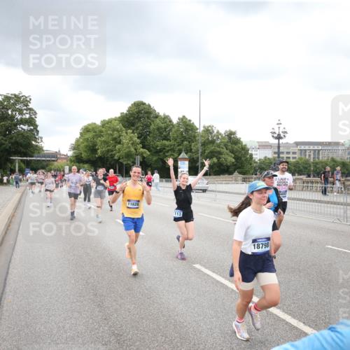 29.06.2025 - hella hamburg halbmarathon Jannik Wohlers http://msf.ph/oto/8345526 29.06.2025 10:55:59 Lombardsbrücke 1047, 1113, 2915, 3257, 3675, 3676, 3953, 3987, 4083, 5237, 5580, 5693, 5757, 6690, 7025, 7028, 7090, 7307, 7711, 8108, 8517, 8606, 8766, 9383, 9435, 9606, 9948, 9953, 10555, 10569, 10740, 10784, 10932, 11298, 11628, 11862, 11863, 12295, 12296, 12543, 12551, 13395, 13405, 13965, 14613, 15103, 15443, 15696, 15699, 15747, 16655, 16934, 17084, 17092, 17398, 17494, 17649, 17673, 17797, 18047, 18247, 18798, 19228 meine-sportfotos.de