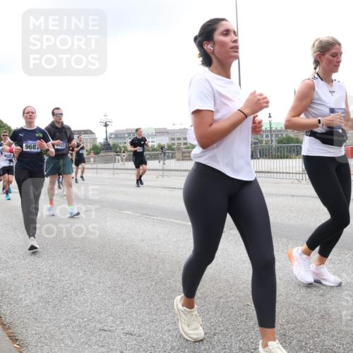 29.06.2025 - hella hamburg halbmarathon Lena Gebhardt http://msf.ph/oto/8345650 29.06.2025 10:47:49 Lombardsbrücke 1045, 18415, 968, 23, 1045, 1174, 1175, 1246, 1392, 1434, 1523, 1618, 1639, 1701, 1926, 2148, 2163, 2197, 2407, 2491, 2545, 2704, 2790, 2882, 2994, 3049, 3339, 3468, 4037, 4325, 4327, 4423, 4856, 4974, 4975, 5621, 5622, 5886, 5895, 6255, 6256, 6995, 7240, 7393, 7394, 7403, 7427, 7916, 7970, 8077, 8270, 8310, 8550, 8774, 8953, 9018, 9356, 9687, 9696, 9697, 10658, 10777, 10794, 10991, 11351, 11458, 11548, 11730, 11738, 11802, 11909, 12431 meine-sportfotos.de