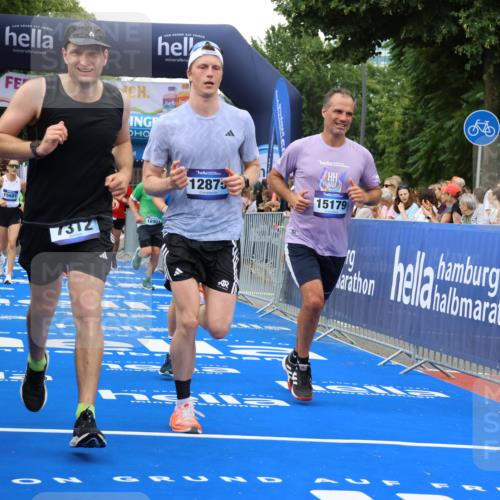 29.06.2025 - hella hamburg halbmarathon Strokosch-Dieckow http://msf.ph/oto/8345697 29.06.2025 10:53:15 Ziel 1683, 1727, 2074, 2111, 2354, 4065, 7312, 7383, 8273, 8361, 8651, 9142, 11844, 12490, 12875, 15179, 15681, 15838, 16929, 16986, 18134, 18901 meine-sportfotos.de