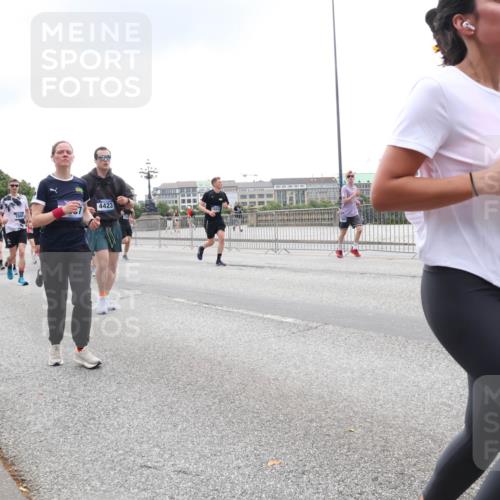 29.06.2025 - hella hamburg halbmarathon Lena Gebhardt http://msf.ph/oto/8345787 29.06.2025 10:47:49 Lombardsbrücke 18415, 1045, 4423, 1045, 1174, 1175, 1246, 1392, 1434, 1523, 1618, 1639, 1701, 1926, 2148, 2163, 2197, 2407, 2491, 2545, 2704, 2790, 2882, 2994, 3049, 3339, 3468, 4037, 4325, 4327, 4423, 4856, 4974, 4975, 5621, 5622, 5886, 5895, 6255, 6256, 6995, 7240, 7393, 7394, 7403, 7427, 7916, 7970, 8077, 8270, 8310, 8550, 8774, 8953, 9018, 9356, 9687, 9696, 9697, 10658, 10777, 10794, 10991, 11351, 11458, 11548, 11730, 11738, 11802, 11909, 12431 meine-sportfotos.de