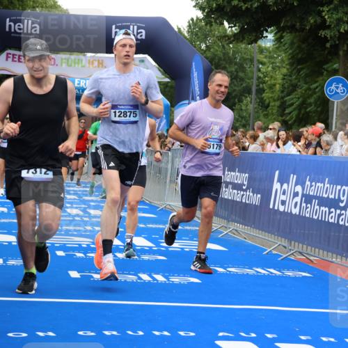 29.06.2025 - hella hamburg halbmarathon Strokosch-Dieckow http://msf.ph/oto/8345834 29.06.2025 10:53:14 Ziel 1683, 2074, 2111, 2354, 4065, 7312, 7383, 8273, 8361, 9142, 11844, 12490, 12875, 15179, 15681, 15838, 16929, 16986, 18134, 18901 meine-sportfotos.de