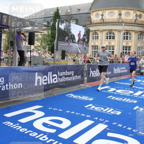 29.06.2025 - hella hamburg halbmarathon Michael Strokosch http://msf.ph/oto/8345905 29.06.2025 10:52:10 Ziel 1482, 2397, 2595, 5093, 5378, 6897, 7732, 9082, 12580, 13726, 14248, 15506, 15829, 16179, 16320, 16666, 17033, 18801 meine-sportfotos.de