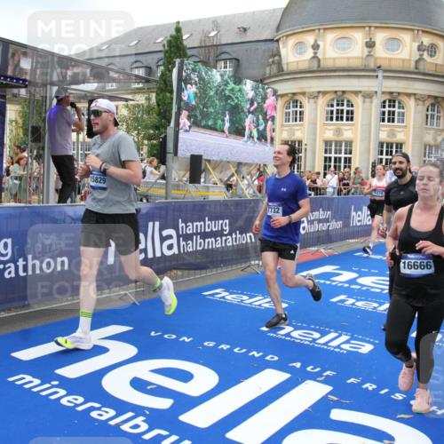 29.06.2025 - hella hamburg halbmarathon Michael Strokosch http://msf.ph/oto/8346000 29.06.2025 10:52:12 Ziel 1482, 2397, 2595, 5032, 5093, 5378, 6897, 7732, 9082, 12135, 12580, 13726, 14248, 14300, 15275, 15829, 16003, 16179, 16320, 16591, 16666, 17033, 17130, 18475, 18801 meine-sportfotos.de