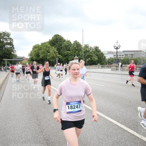 29.06.2025 - hella hamburg halbmarathon Jannik Wohlers http://msf.ph/oto/8346052 29.06.2025 10:56:05 Lombardsbrücke 1047, 1113, 2143, 2307, 2887, 2915, 2991, 3438, 3520, 3614, 3675, 3676, 3953, 3987, 4773, 5237, 5438, 5693, 5757, 6690, 7090, 7307, 7711, 8108, 8517, 8606, 8766, 8939, 8943, 9383, 9910, 9948, 9953, 10555, 10569, 10571, 10932, 10936, 11089, 11204, 11628, 12221, 12543, 13096, 13965, 14613, 14746, 15443, 15747, 16034, 16934, 17084, 17092, 17494, 17649, 17673, 17797, 18047, 18197, 18247, 18798 meine-sportfotos.de