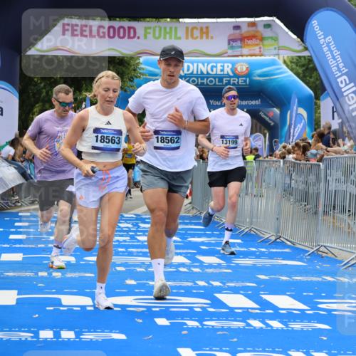 29.06.2025 - hella hamburg halbmarathon Strokosch-Dieckow http://msf.ph/oto/8346073 29.06.2025 10:32:30 Ziel 1707, 5070, 5746, 7845, 8883, 11745, 11877, 13199, 14293, 14908, 16619, 16957, 18135, 18562, 18563 meine-sportfotos.de