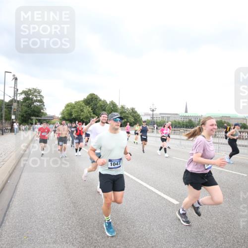 29.06.2025 - hella hamburg halbmarathon Jannik Wohlers http://msf.ph/oto/8346228 29.06.2025 10:56:10 Lombardsbrücke 1047, 2143, 2307, 2887, 2915, 2991, 3438, 3520, 3614, 3675, 3676, 3953, 3987, 4773, 5237, 5438, 5911, 6690, 7090, 7307, 7711, 8108, 8606, 8766, 8939, 8943, 9172, 9210, 9383, 9910, 10555, 10569, 10571, 10932, 10936, 11089, 11204, 11628, 12221, 12328, 12354, 12543, 13096, 13108, 14613, 14711, 14746, 15747, 16034, 16934, 17092, 17494, 17797, 18047, 18197, 18247 meine-sportfotos.de