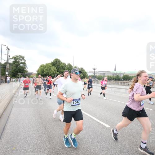 29.06.2025 - hella hamburg halbmarathon Jannik Wohlers http://msf.ph/oto/8346251 29.06.2025 10:56:10 Lombardsbrücke 1047, 2143, 2307, 2887, 2915, 2991, 3438, 3520, 3614, 3675, 3676, 3953, 3987, 4773, 5237, 5438, 5911, 6690, 7090, 7307, 7711, 8108, 8606, 8766, 8939, 8943, 9172, 9210, 9383, 9910, 10555, 10569, 10571, 10932, 10936, 11089, 11204, 11628, 12221, 12328, 12354, 12543, 13096, 13108, 14613, 14711, 14746, 15747, 16034, 16934, 17092, 17494, 17797, 18047, 18197, 18247 meine-sportfotos.de