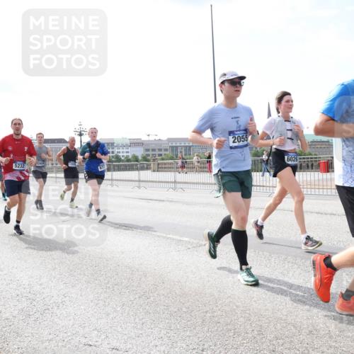 29.06.2025 - hella hamburg halbmarathon Lena Gebhardt http://msf.ph/oto/8346289 29.06.2025 10:13:39 Lombardsbrücke 7913, 2904, 5232, 12928, 12929, 4795, 672, 2055, 6026, 1566, 1007, 1131, 1480, 1747, 1859, 2055, 2359, 2721, 2904, 2961, 2987, 3218, 3360, 3728, 3729, 4001, 4187, 4795, 4950, 5232, 5546, 5631, 5719, 6026, 6489, 6710, 6717, 6724, 7346, 7446, 7447, 7460, 7462, 7913, 8279, 8673, 8913, 9128, 9527, 9612, 9631, 10442, 10443, 10977, 11441, 12313, 12492, 12797, 12928, 12929, 13331, 13928, 15085, 15663, 15721, 15722, 15922, 16491, 17472, 17474, 17985, 17988, 18222, 18231, 18732 meine-sportfotos.de