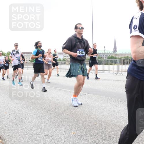 29.06.2025 - hella hamburg halbmarathon Lena Gebhardt http://msf.ph/oto/8346316 29.06.2025 10:47:50 Lombardsbrücke 18415, 1099, 1618, 1045, 1601, 1847, 4423, 1045, 1174, 1175, 1246, 1392, 1434, 1618, 1639, 1701, 1926, 2148, 2163, 2197, 2407, 2491, 2545, 2704, 2790, 2882, 2994, 3049, 3339, 3468, 4037, 4325, 4327, 4423, 4856, 4974, 4975, 5621, 5622, 5886, 5895, 6255, 6256, 6995, 7240, 7393, 7394, 7403, 7427, 7916, 7970, 8077, 8270, 8310, 8550, 8774, 8953, 9356, 9687, 9696, 9697, 10658, 10777, 10794, 10991, 11351, 11458, 11548, 11730, 11738, 11781, 11802, 11909, 12431 meine-sportfotos.de