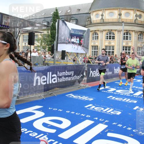29.06.2025 - hella hamburg halbmarathon Michael Strokosch http://msf.ph/oto/8346319 29.06.2025 10:52:14 Ziel 1482, 2397, 2595, 4837, 5032, 5087, 5093, 5378, 5482, 6897, 7732, 9082, 12135, 12580, 13726, 14248, 14300, 15275, 15829, 16003, 16320, 16591, 16666, 17033, 17130, 18475, 18801 meine-sportfotos.de