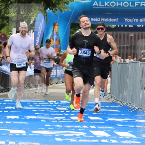 29.06.2025 - hella hamburg halbmarathon Strokosch-Dieckow http://msf.ph/oto/8346351 29.06.2025 10:32:23 Ziel 5070, 5746, 7845, 8883, 10484, 10876, 11745, 13199, 16065, 16957, 18562, 18563 meine-sportfotos.de