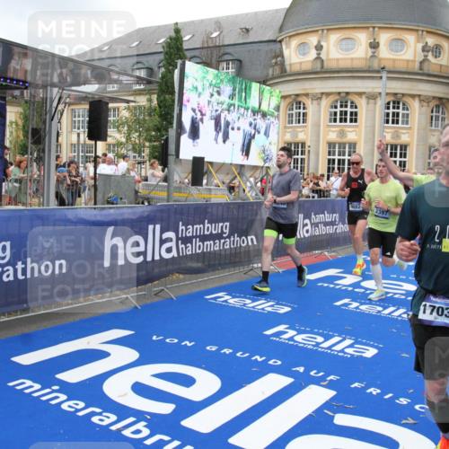 29.06.2025 - hella hamburg halbmarathon Michael Strokosch http://msf.ph/oto/8346365 29.06.2025 10:52:15 Ziel 1482, 2397, 2595, 4837, 5032, 5087, 5093, 5378, 5482, 6897, 9074, 9082, 12135, 12580, 13726, 14248, 14300, 15275, 16003, 16320, 16591, 17033, 17130, 18475, 18801 meine-sportfotos.de