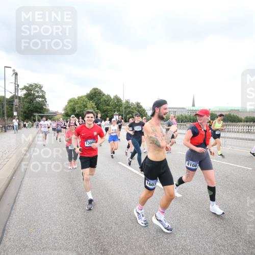 29.06.2025 - hella hamburg halbmarathon Jannik Wohlers http://msf.ph/oto/8346370 29.06.2025 10:56:12 Lombardsbrücke 1047, 2143, 2307, 2887, 2915, 2991, 3438, 3516, 3517, 3520, 3614, 3675, 3676, 3953, 3987, 4773, 5237, 5438, 5911, 6348, 6349, 6690, 7090, 7307, 7711, 8108, 8150, 8606, 8939, 8943, 9172, 9210, 9910, 10555, 10569, 10571, 10932, 10936, 11047, 11089, 11204, 11628, 12221, 12328, 12354, 12543, 12993, 13096, 13108, 13834, 14613, 14711, 14746, 15747, 16034, 16934, 17092, 17494, 17797, 18047, 18197, 18247 meine-sportfotos.de