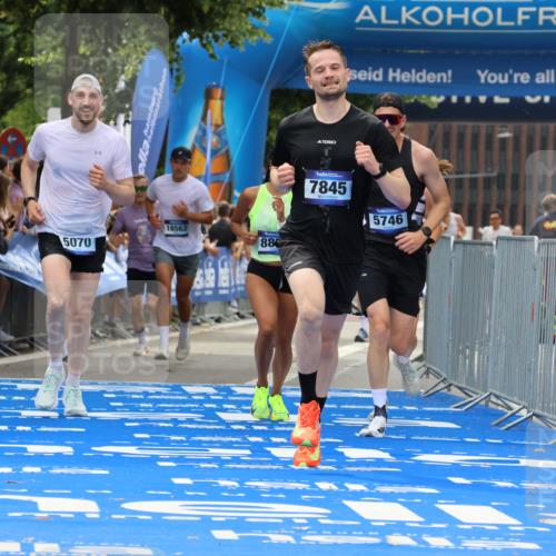 29.06.2025 - hella hamburg halbmarathon Strokosch-Dieckow http://msf.ph/oto/8346427 29.06.2025 10:32:23 Ziel 5070, 5746, 7845, 8883, 10484, 10876, 11745, 13199, 16065, 16957, 18562, 18563 meine-sportfotos.de