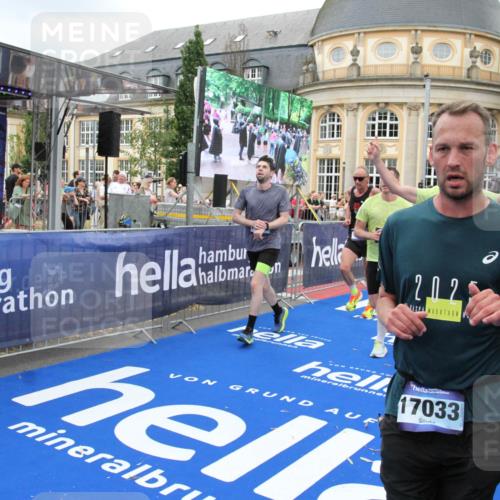 29.06.2025 - hella hamburg halbmarathon Michael Strokosch http://msf.ph/oto/8346436 29.06.2025 10:52:15 Ziel 1482, 2397, 2595, 4837, 5032, 5087, 5093, 5378, 5482, 6897, 9074, 9082, 12135, 12580, 13726, 14248, 14300, 15275, 16003, 16320, 16591, 17033, 17130, 18475, 18801 meine-sportfotos.de