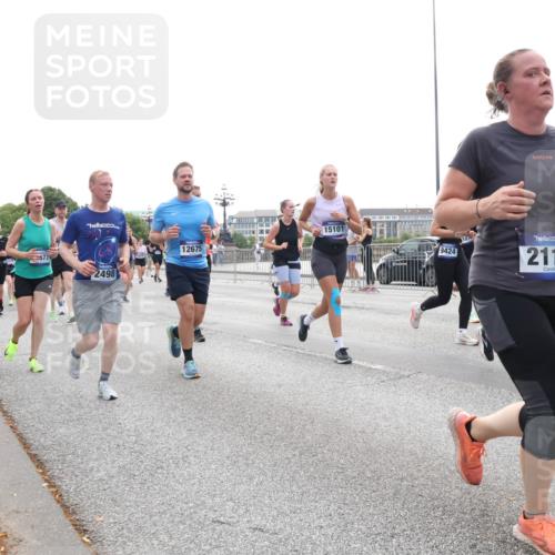 29.06.2025 - hella hamburg halbmarathon Lena Gebhardt http://msf.ph/oto/8346443 29.06.2025 10:38:29 Lombardsbrücke 573, 577, 2498, 12675, 15101, 9424, 2113, 1720, 56, 1196, 1394, 1457, 1596, 1721, 1742, 1791, 1901, 1966, 2113, 2151, 2498, 2576, 2660, 2693, 2786, 3010, 3094, 3095, 3216, 3242, 3286, 3323, 3338, 3635, 3636, 3716, 3726, 3777, 3841, 4028, 4139, 4155, 4159, 4259, 4260, 4316, 4414, 4883, 4921, 5085, 5089, 5155, 5300, 5617, 5684, 5713, 5735, 5913, 6199, 6200, 6695, 6696, 6751, 6875, 6930, 7117, 7118, 7148, 7165, 7371, 7552, 7561, 7629, 7692, 7849, 7868, 7914 meine-sportfotos.de