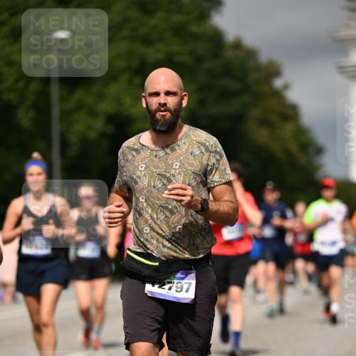 29.06.2025 - hella hamburg halbmarathon Dr. Thomas Lammeyer http://msf.ph/oto/8346451 29.06.2025 10:18:20 Kennedybrücke 1071, 1131, 1406, 1480, 2990, 3020, 3025, 3154, 3728, 3756, 3834, 3939, 5191, 5546, 5670, 6028, 6083, 6366, 6717, 7209, 7442, 7802, 7840, 7991, 8001, 8055, 8147, 8409, 9173, 9663, 9845, 10224, 10610, 10977, 11355 meine-sportfotos.de