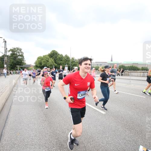 29.06.2025 - hella hamburg halbmarathon Jannik Wohlers http://msf.ph/oto/8346480 29.06.2025 10:56:12 Lombardsbrücke 1047, 2143, 2307, 2887, 2915, 2991, 3438, 3516, 3517, 3520, 3614, 3675, 3676, 3953, 3987, 4773, 5237, 5438, 5911, 6348, 6349, 6690, 7090, 7307, 7711, 8108, 8150, 8606, 8939, 8943, 9172, 9210, 9910, 10555, 10569, 10571, 10932, 10936, 11047, 11089, 11204, 11628, 12221, 12328, 12354, 12543, 12993, 13096, 13108, 13834, 14613, 14711, 14746, 15747, 16034, 16934, 17092, 17494, 17797, 18047, 18197, 18247 meine-sportfotos.de