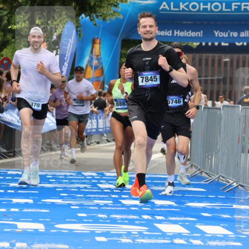 29.06.2025 - hella hamburg halbmarathon Strokosch-Dieckow http://msf.ph/oto/8346483 29.06.2025 10:32:23 Ziel 5070, 5746, 7845, 8883, 10484, 10876, 11745, 13199, 16065, 16957, 18562, 18563 meine-sportfotos.de